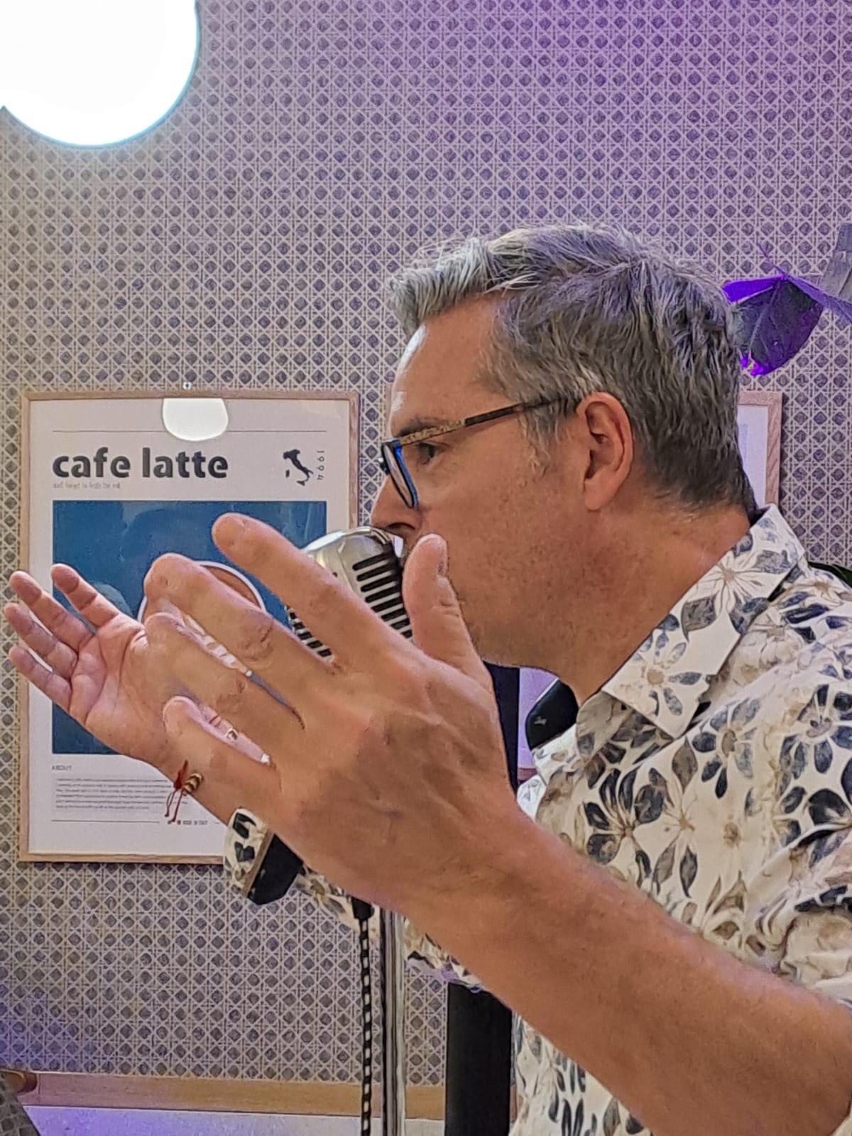 Olivier interprétant une chanson avec enthousiasme